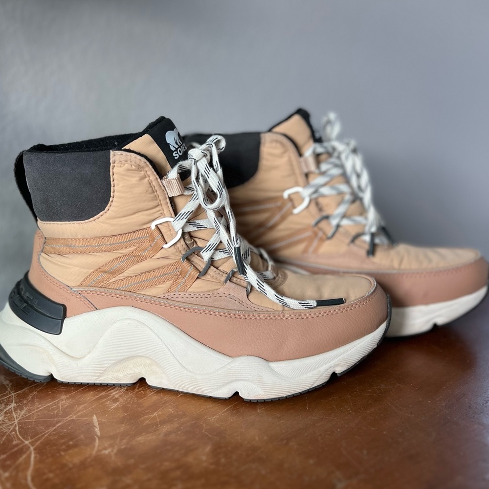 Women’s sorel kinetic boots, size 8